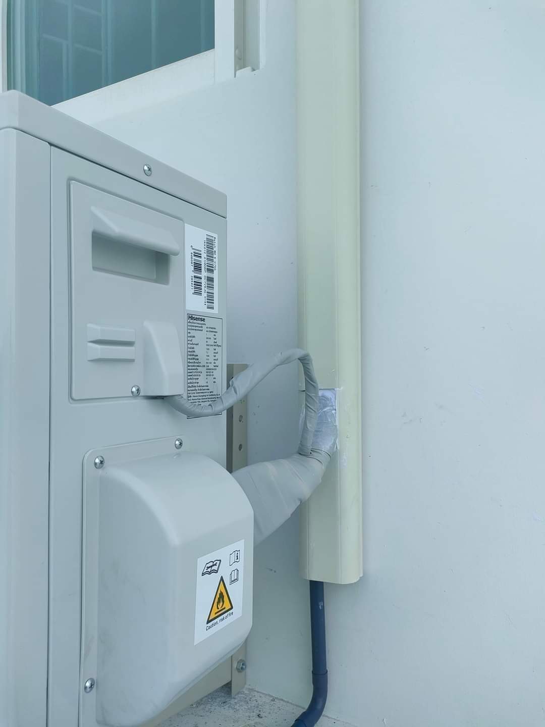 Kỹ thuật viên kiểm tra máy lạnh tại Quảng Trị