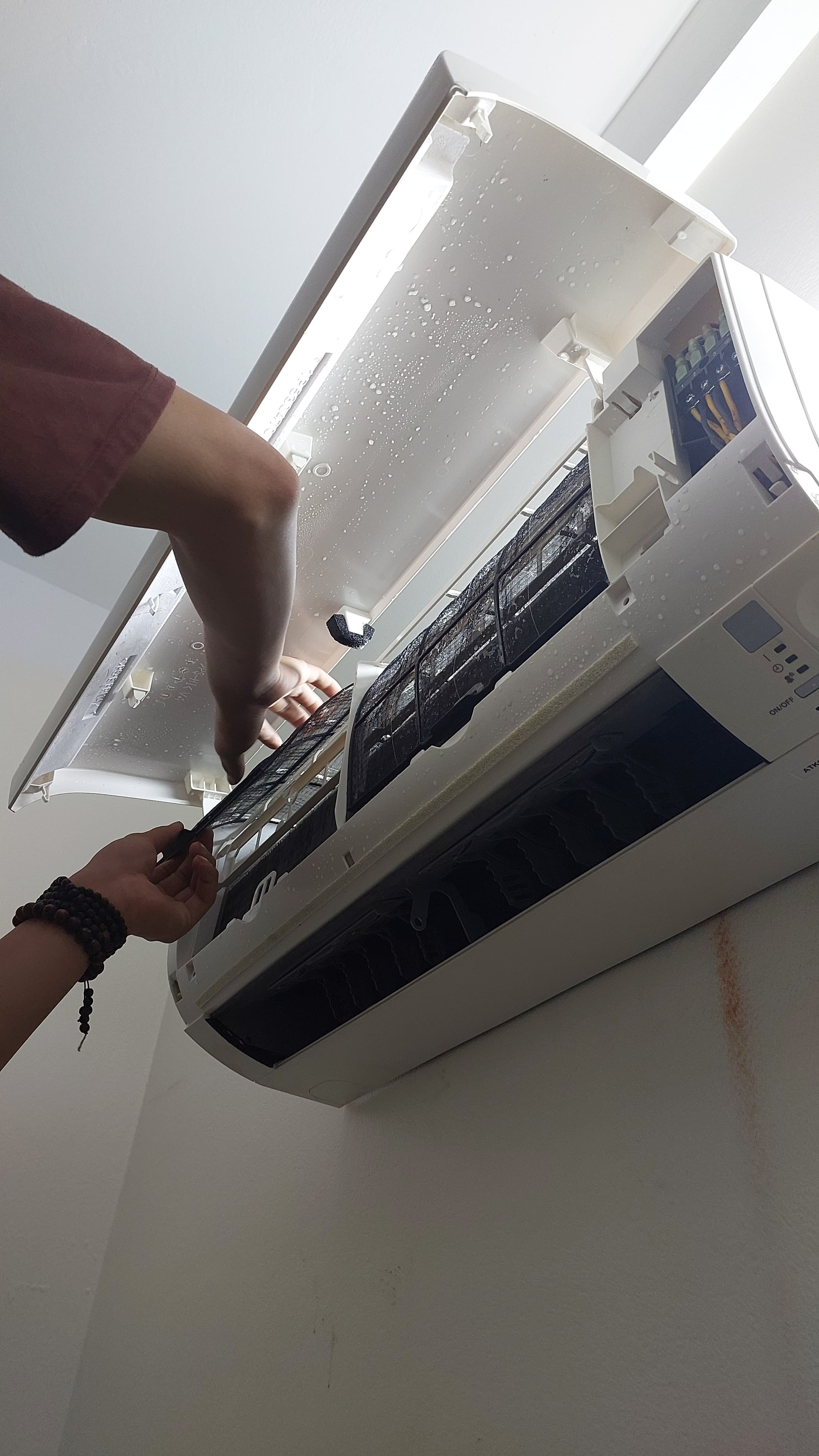 Thợ Điện Lạnh Quảng Trị đang vệ sinh máy lạnh tại nhà khách hàng